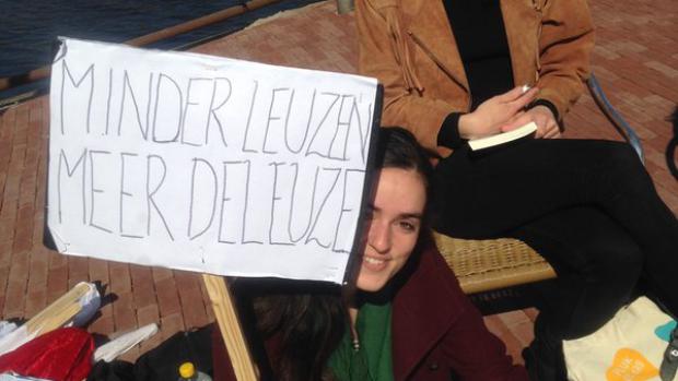 Minder leuzen, meer Deleuze
Voor Roeterseiland verzamelen zich inmiddels de eerste tientallen studenten en medewerkers in het zonnetje. Studenten knutselen hard aan hun borden.