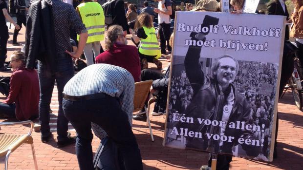 Gemoedelijk
Een groep van zo'n vijftig studenten en medewerkers heeft zich inmiddels verzameld bij CREA. Onder hen onder meer de ontslagen actievoerder Rudolf Valkhoff en Jarmo Berkhout, aankomend voorzitter van de Landelijke Studentenvakbond. De sfeer is tot nu toe eerder gemoedelijk dan strijdvaardig.