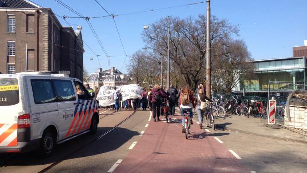 De sterke arm
Er is opvallend veel politie aanwezig vandaag: zes agenten op de mountainbike, twee op de motor en twee politiebusjes met agenten.