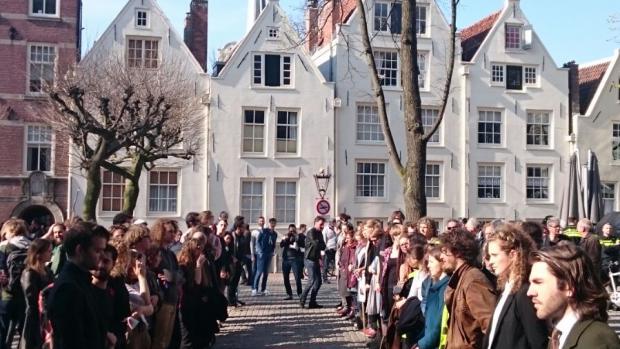 Ontvangstcomit&eacute;
Bij het Maagdenhuis heeft zich inmiddels een erehaag gevormd in de hoop dat Atzo Nicola&iuml; en de beoogde leden van het College van Bestuur nog komen.&nbsp;