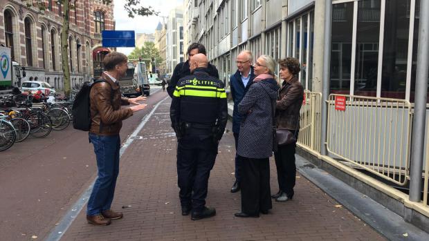 CvB-voorzitter bij PC Hoofthuis: blijf met ons in gesprek
Geert ten Dam (op de foto uiterst rechts), voorzitter van het College van Bestuur, is inmiddels per fiets gearriveerd bij het PC Hoofthuis. Ze vraagt studenten of het niet mogelijk is om het pand gewoon te verlaten - de &lsquo;politiewoordvoerders&rsquo; van de bezetters geven aan dat dat voorlopig niet zal gaan gebeuren. Ten Dam herhaalt wat de UvA heeft gemeld in haar verklaring: ze wil in elk geval met de bezetters in gesprek blijven.