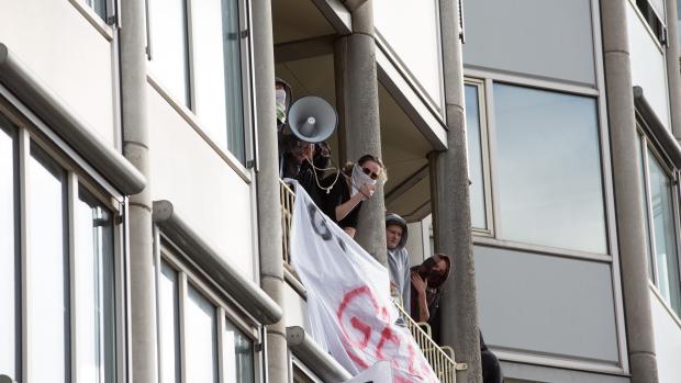 Beide ingangen gebarricadeerd
Inmiddels hebben aan beide&nbsp;ingangen van het P.C. Hoofthuis&nbsp;zich menselijke kettingen van studenten en andere demonstranten gevormd. Aan de Singelzijde zitten er iets minder dan honderd studenten, aan de kant van de Spuistraat enkele tientallen.