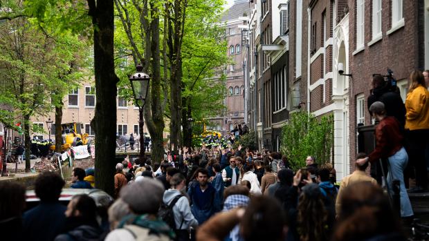 Terugdringen
De ME loopt nu ook op de mensen in op de Oudezijds Achterburgwal in en dringt ze terug. De mensen roepen &lsquo;We are people what are you&rsquo; and &lsquo;Shame on you&rsquo; naar de agenten.
&nbsp;
De politie Amsterdam schrijft zelf op X: &lsquo;De ME past geweld toe middels de wapenstok om demonstranten van het terrein te verwijderen / aan te houden.&rsquo;&nbsp;