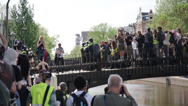 ME haalt demonstranten uit REC-A
Onder luid gejoel haalt de politie demonstranten uit REC-A.