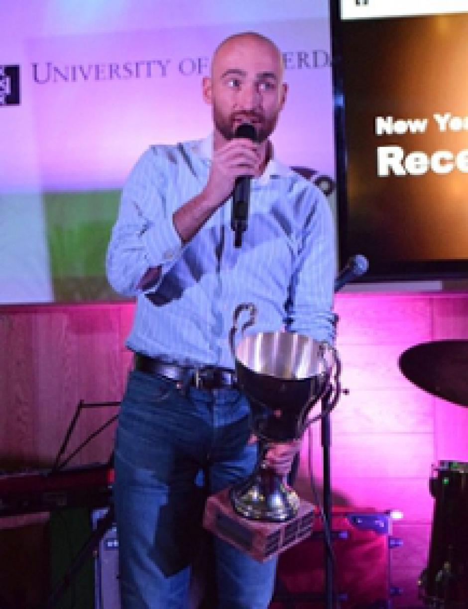 Van der Schroeff-prijswinnaar Adam Booij met de beker