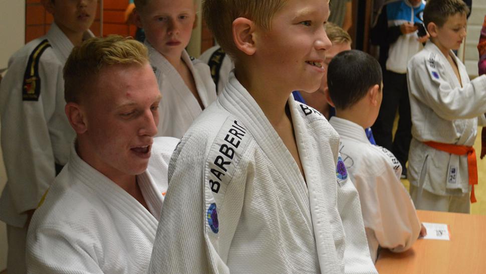 Olympi&euml;r Frank de Wit signeert een gi