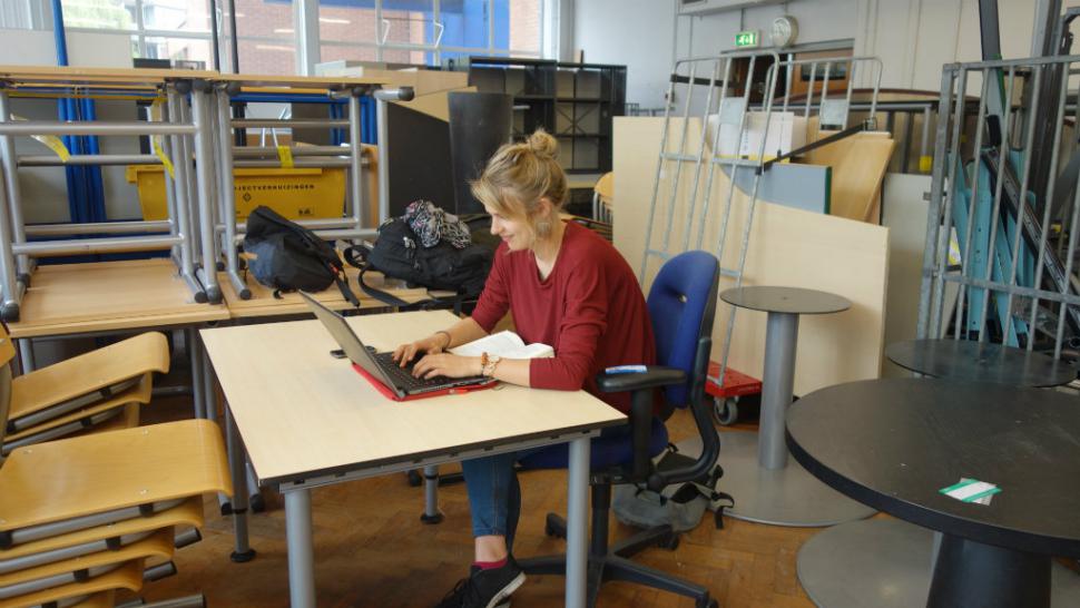 CSR-lid Iris Kooreman in het 'gekraakte' lokaal